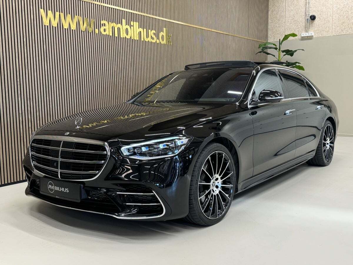 Sort Mercedes S580 e fra 2022 set udefra