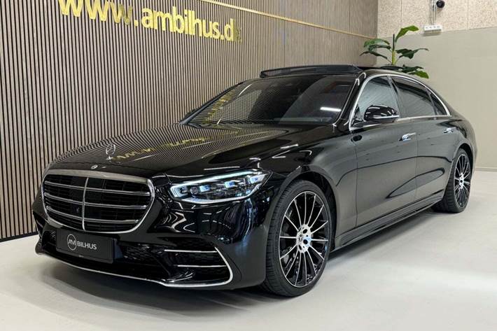 Sort Mercedes S580 e fra 2022 set udefra
