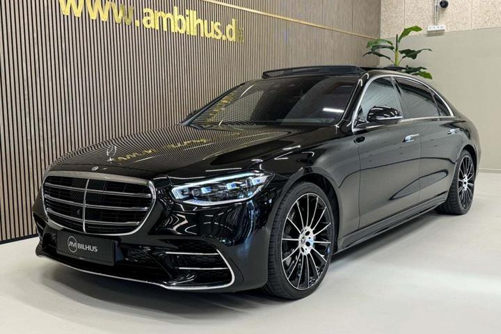 Sort Mercedes S580 e fra 2022 set udefra