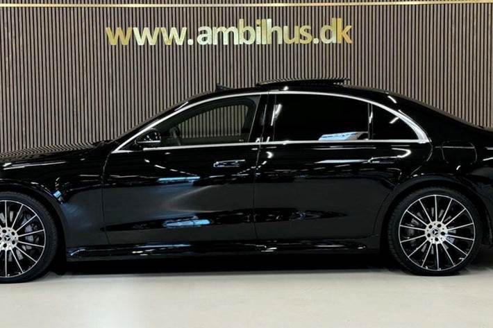 Sort Mercedes S580 e fra 2022 set udefra