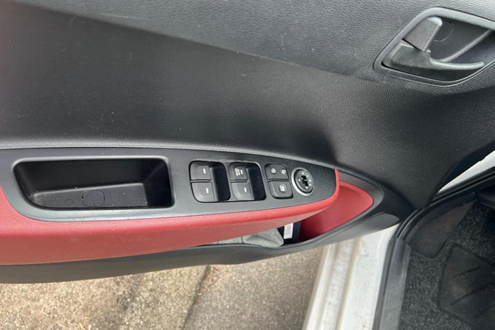 Hvid Hyundai i10 fra 2017