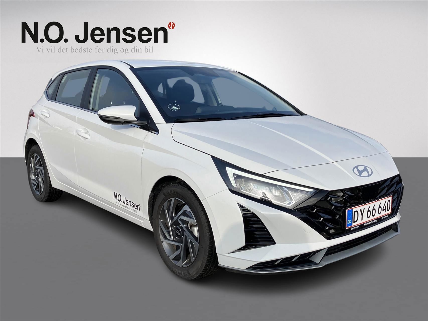 Hvid Hyundai i20 fra 2023 set udefra