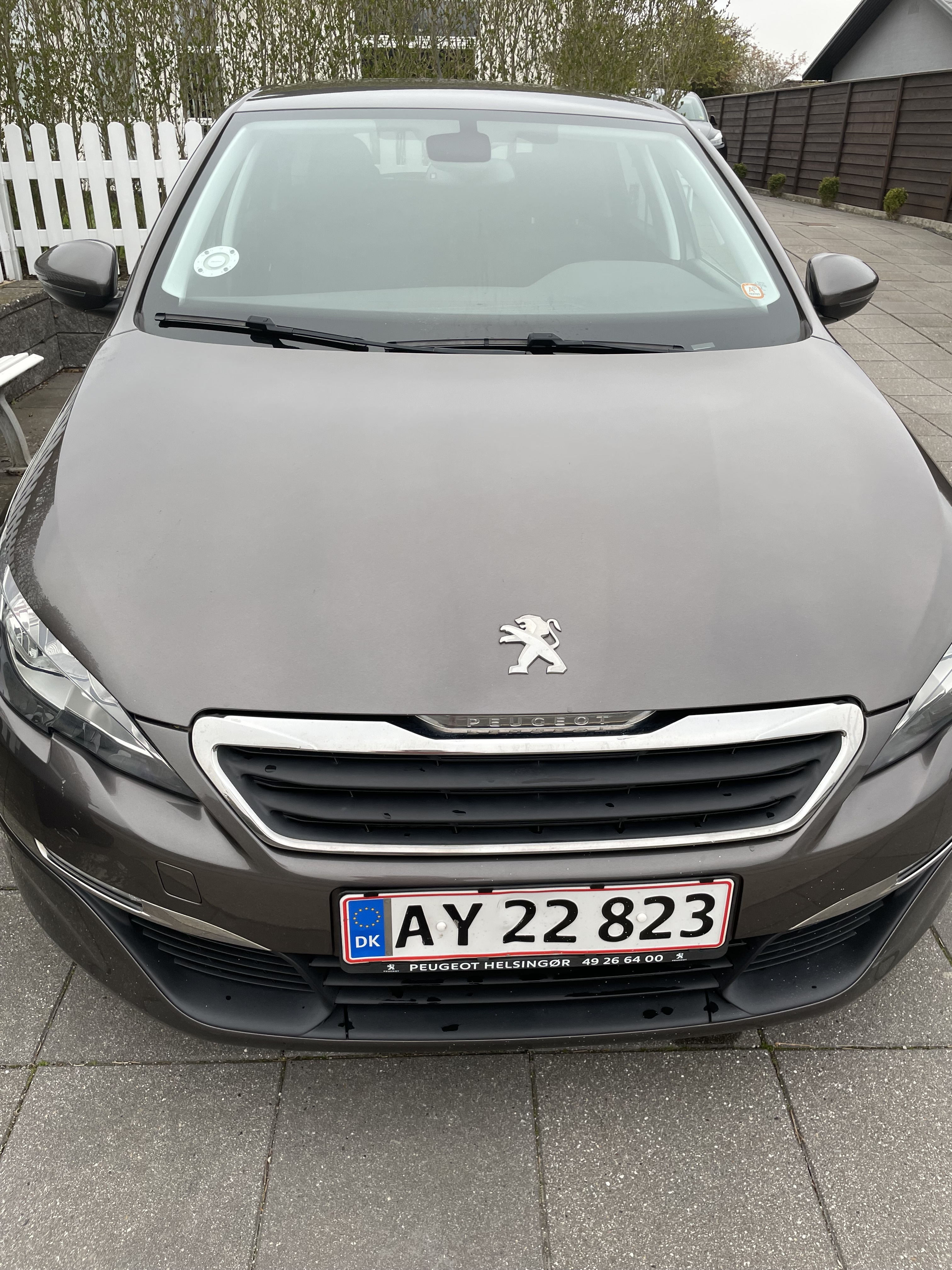 Grå Peugeot 308 fra 2015