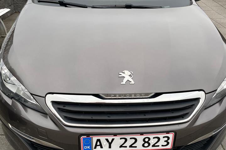 Grå Peugeot 308 fra 2015