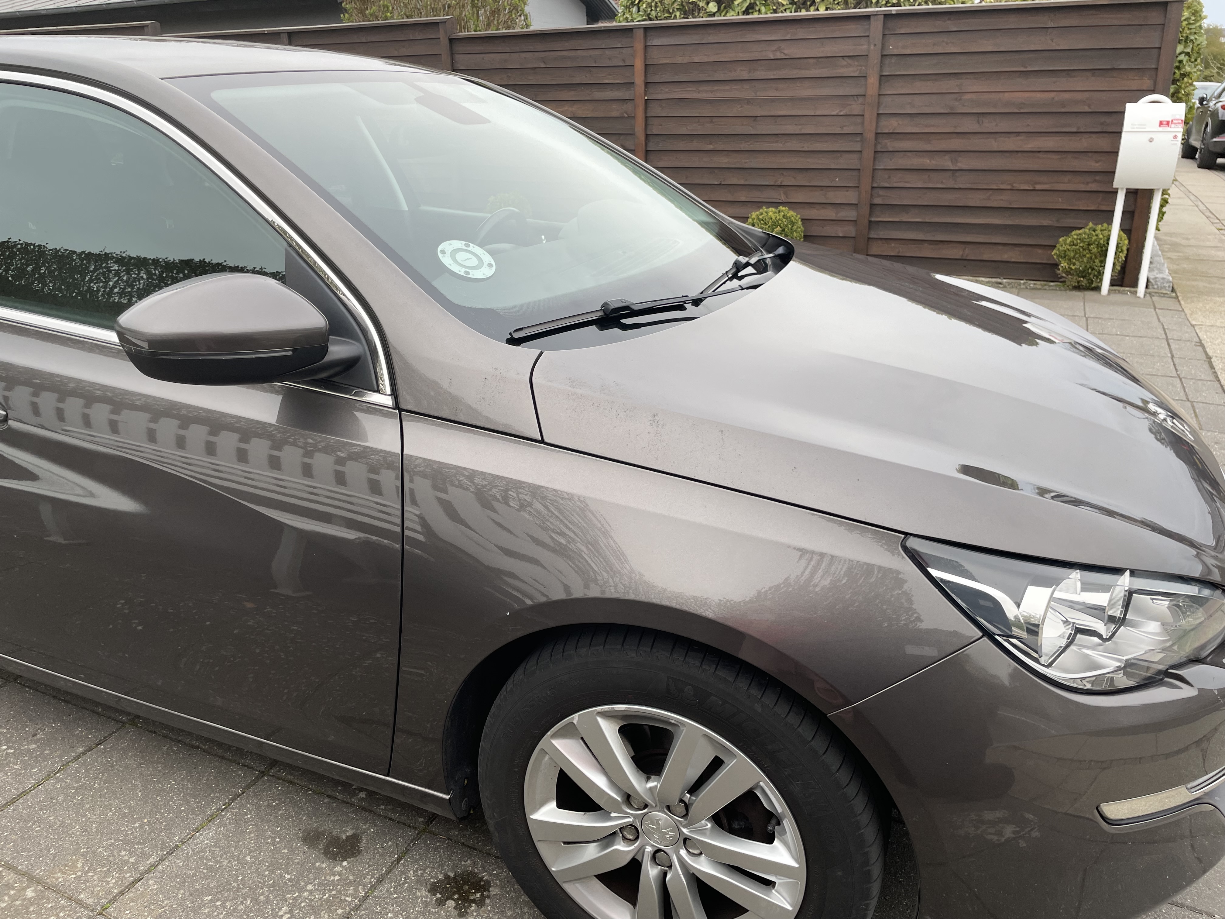 Grå Peugeot 308 fra 2015