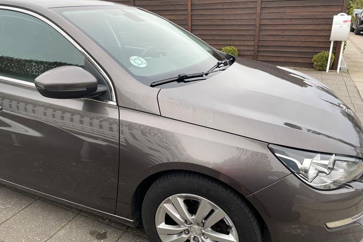 Grå Peugeot 308 fra 2015