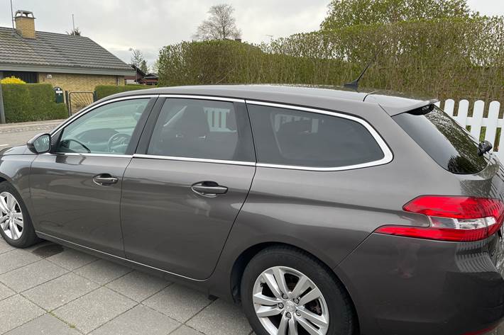 Grå Peugeot 308 fra 2015