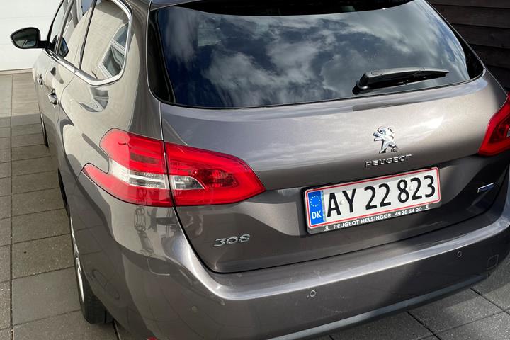 Grå Peugeot 308 fra 2015