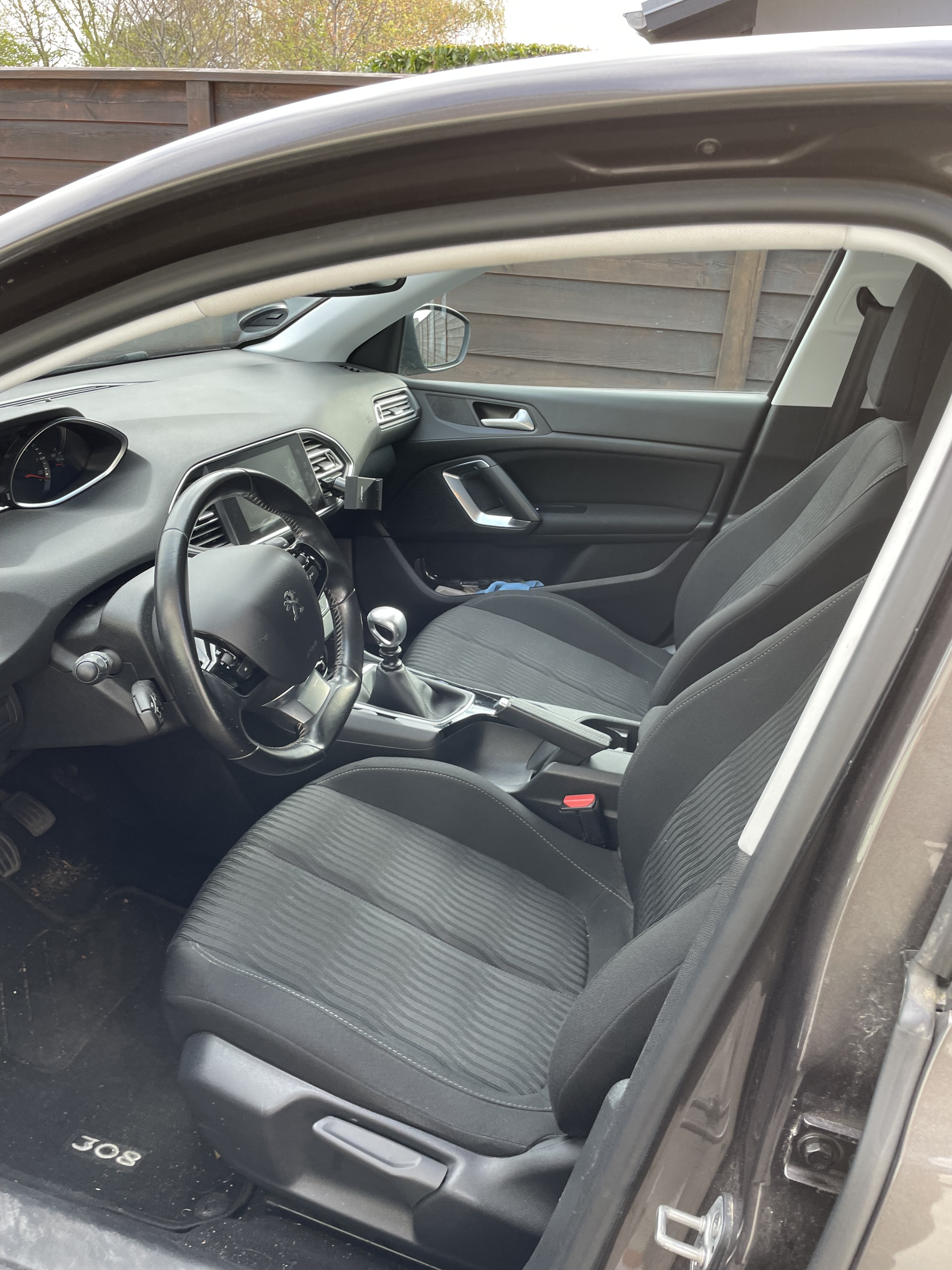 Grå Peugeot 308 fra 2015
