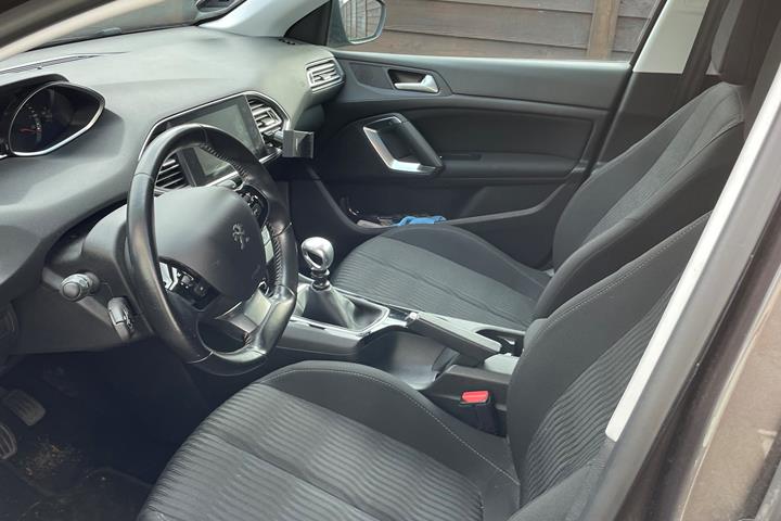 Grå Peugeot 308 fra 2015