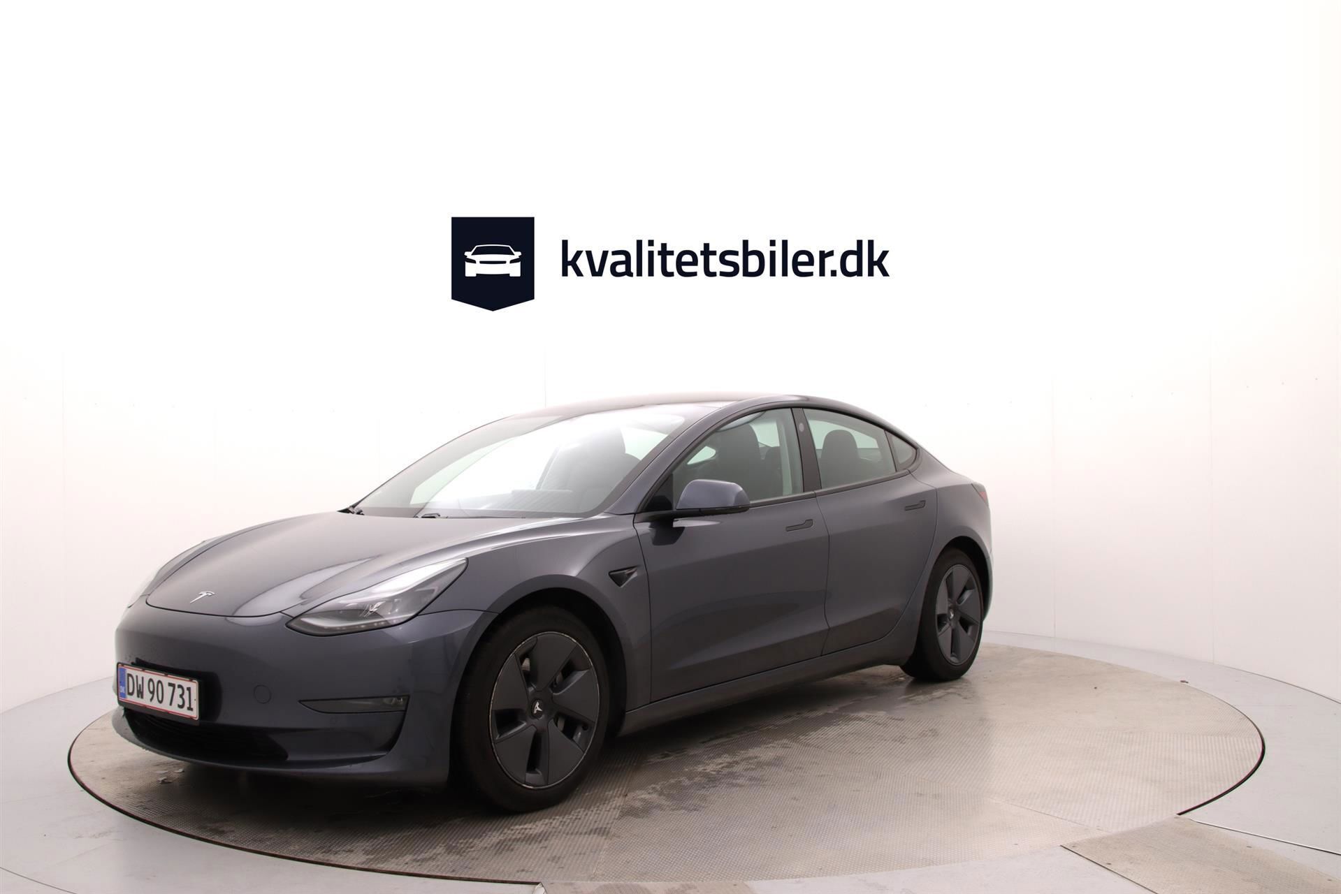 Grå Tesla Model 3 fra 2021 set udefra