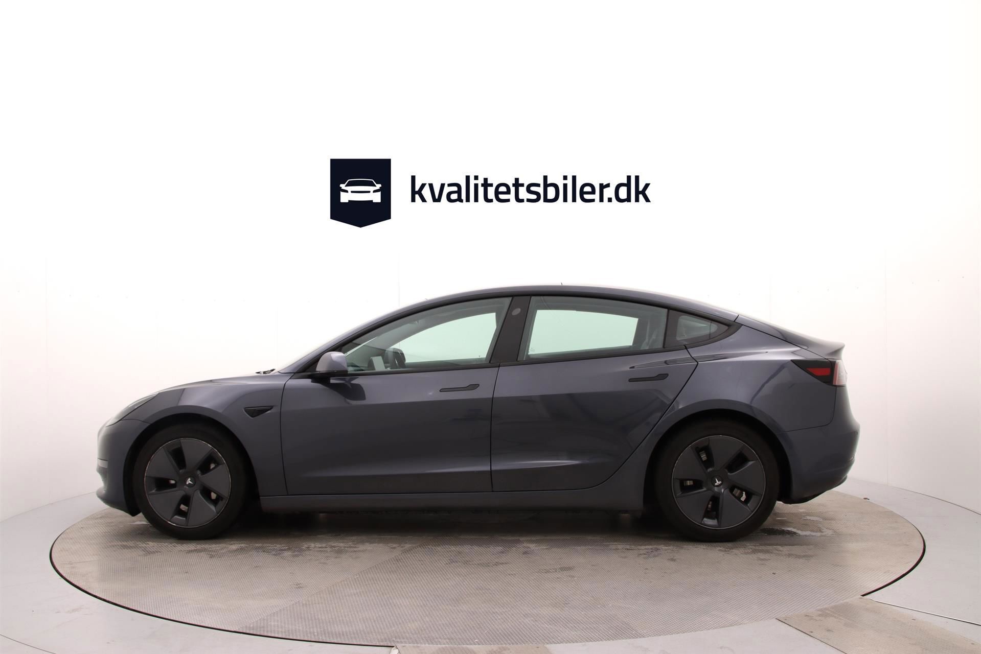Grå Tesla Model 3 fra 2021