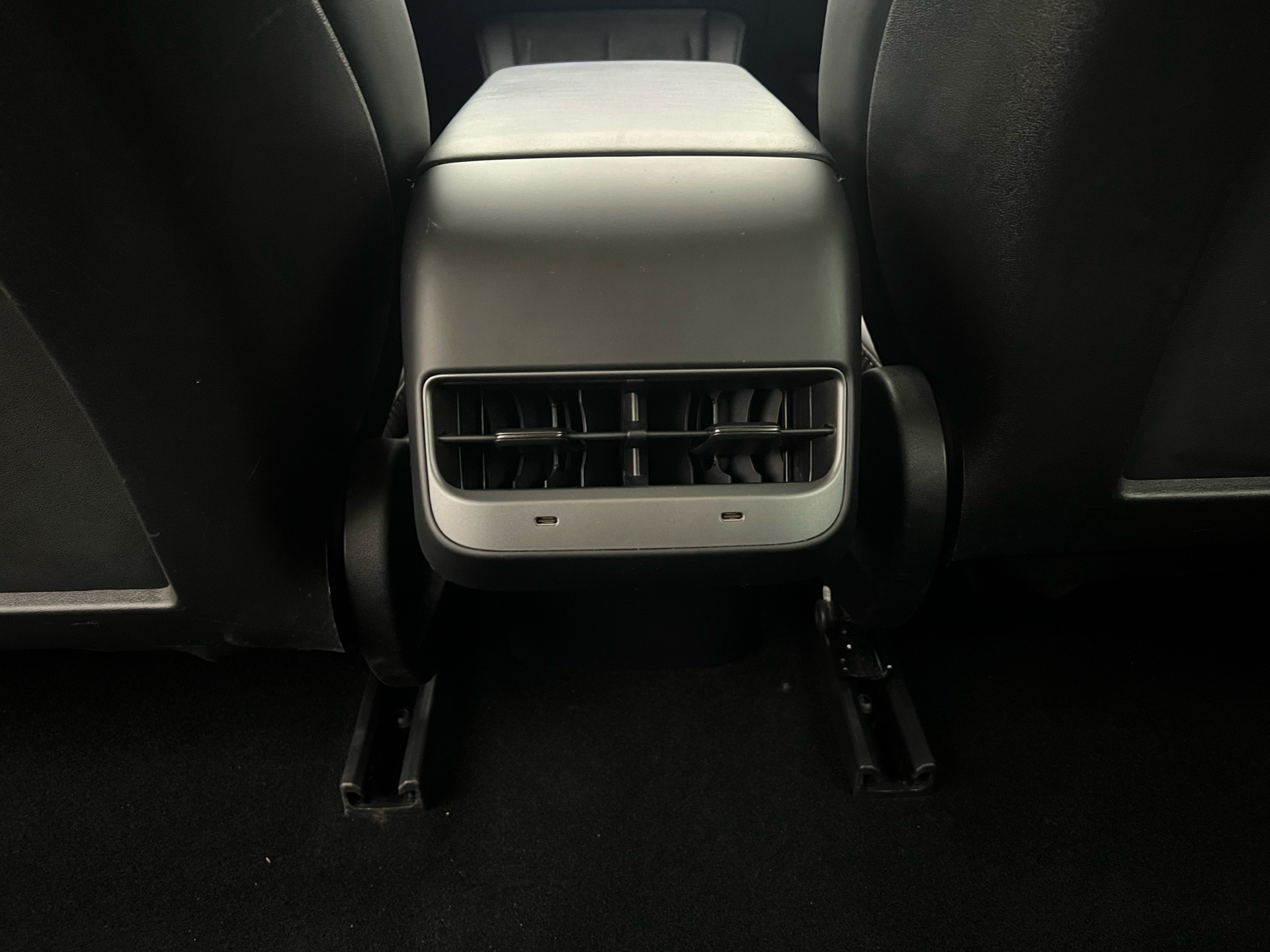 Grå Tesla Model 3 fra 2021