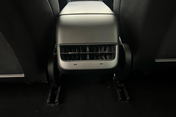 Grå Tesla Model 3 fra 2021