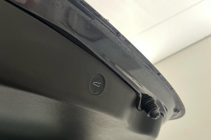 Grå Tesla Model 3 fra 2021