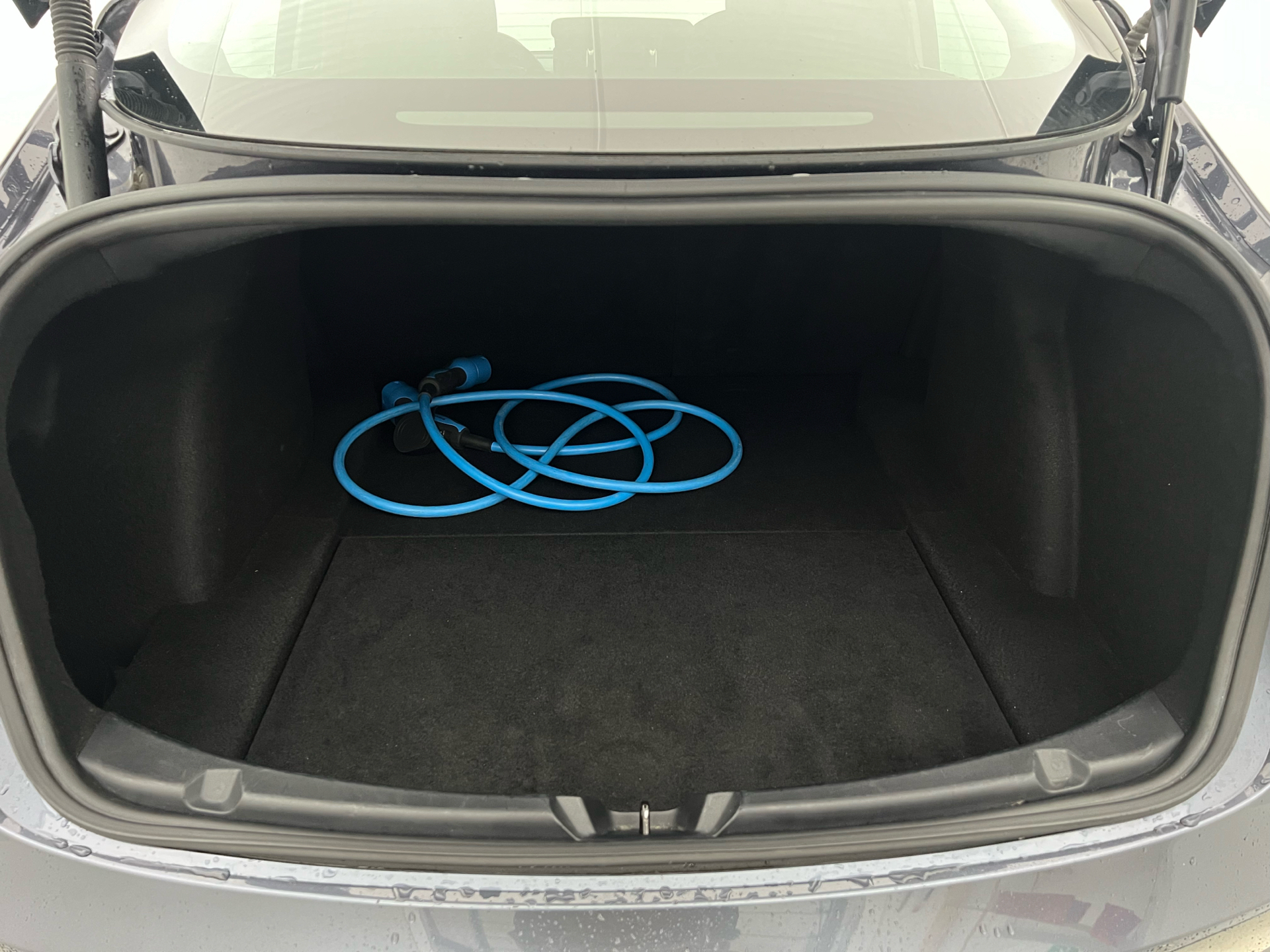 Grå Tesla Model 3 fra 2021