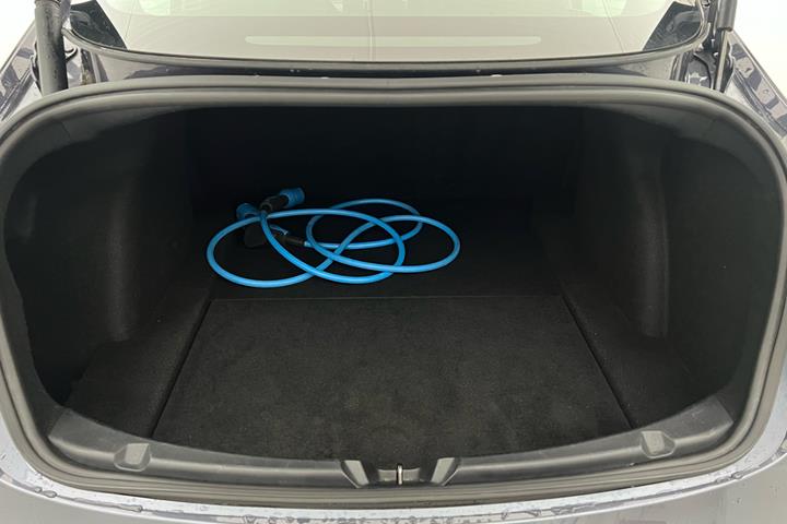 Grå Tesla Model 3 fra 2021