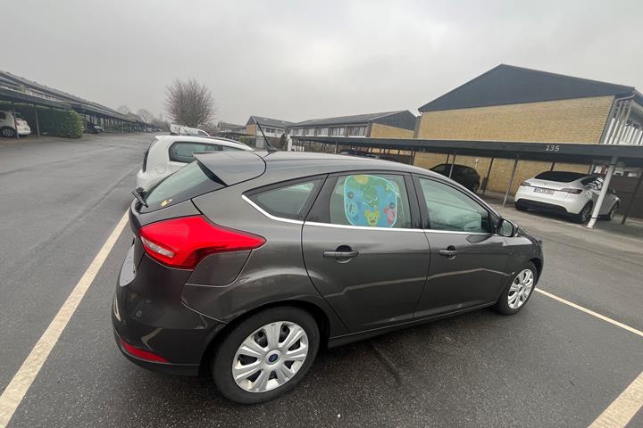 Grå Ford Focus fra 2017