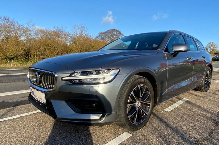 Grå Volvo V60 fra 2020 set udefra