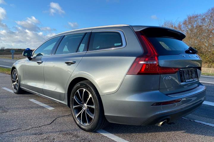 Grå Volvo V60 fra 2020