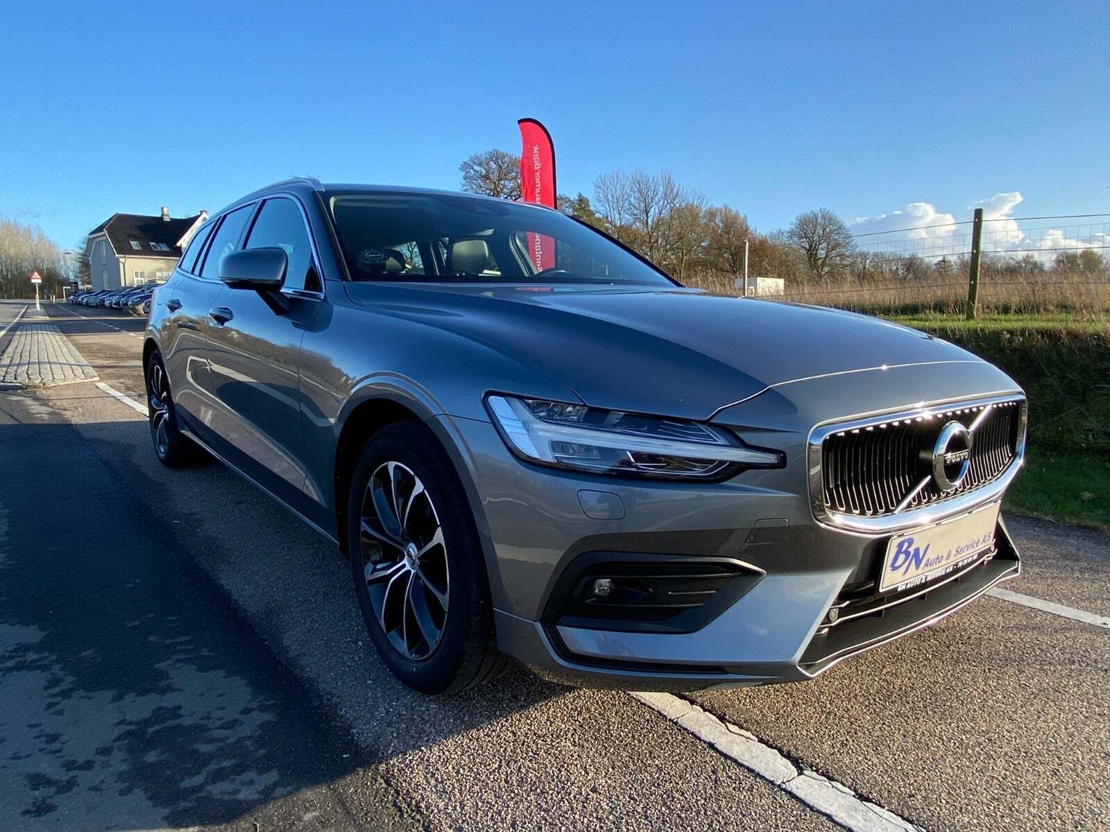 Grå Volvo V60 fra 2020 set udefra