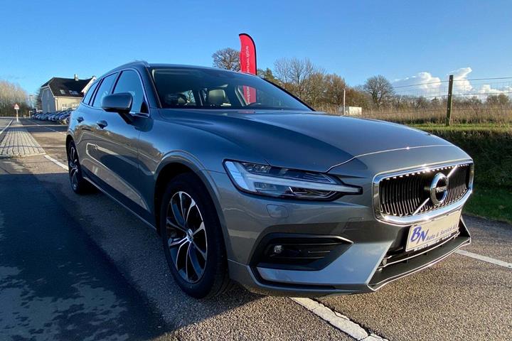 Grå Volvo V60 fra 2020 set udefra