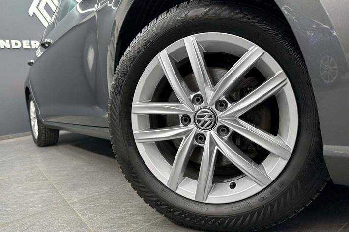 Grå VW Golf VII fra 2018