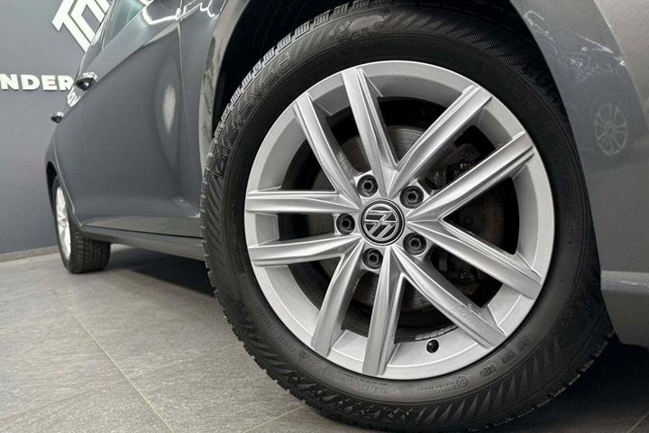 Grå VW Golf VII fra 2018