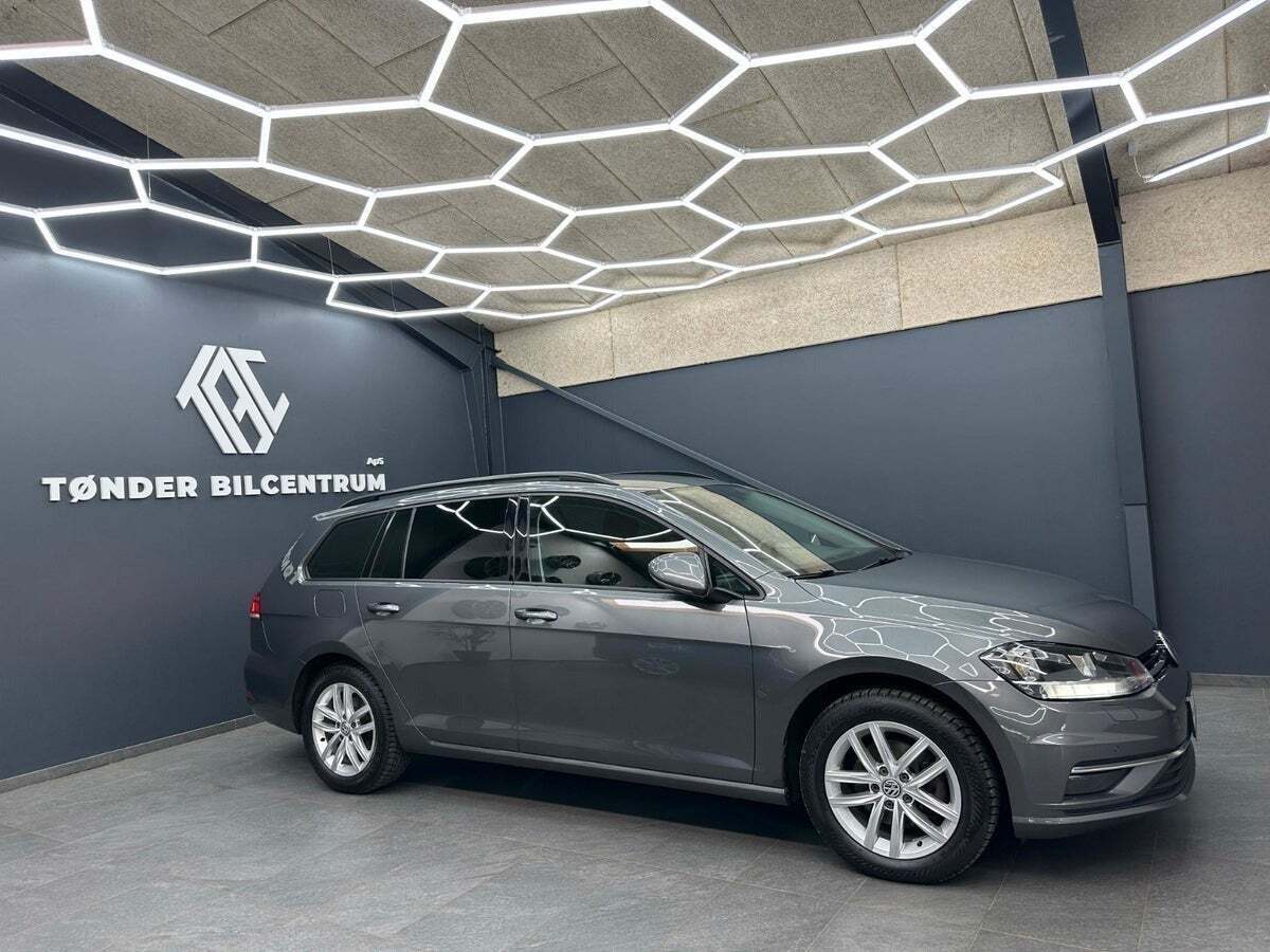 Grå VW Golf VII fra 2018