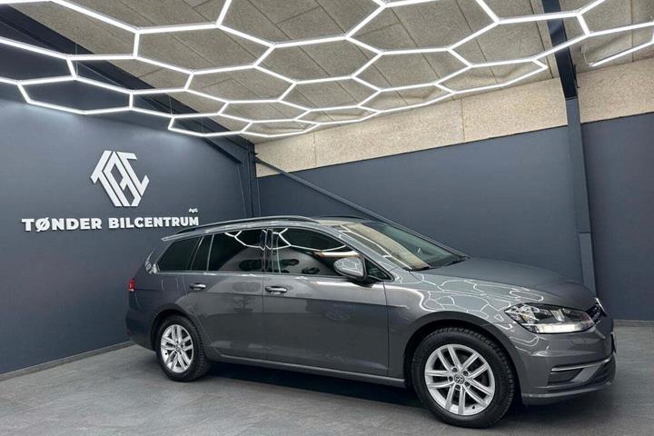 Grå VW Golf VII fra 2018