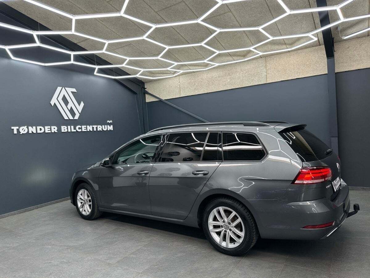 Grå VW Golf VII fra 2018