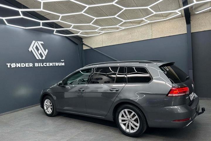 Grå VW Golf VII fra 2018