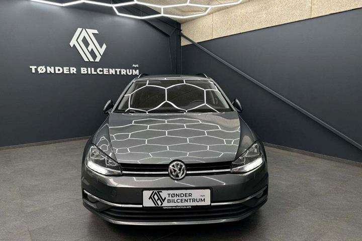 Grå VW Golf VII fra 2018