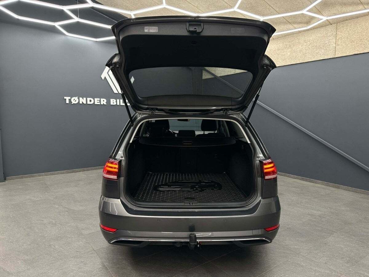 Grå VW Golf VII fra 2018
