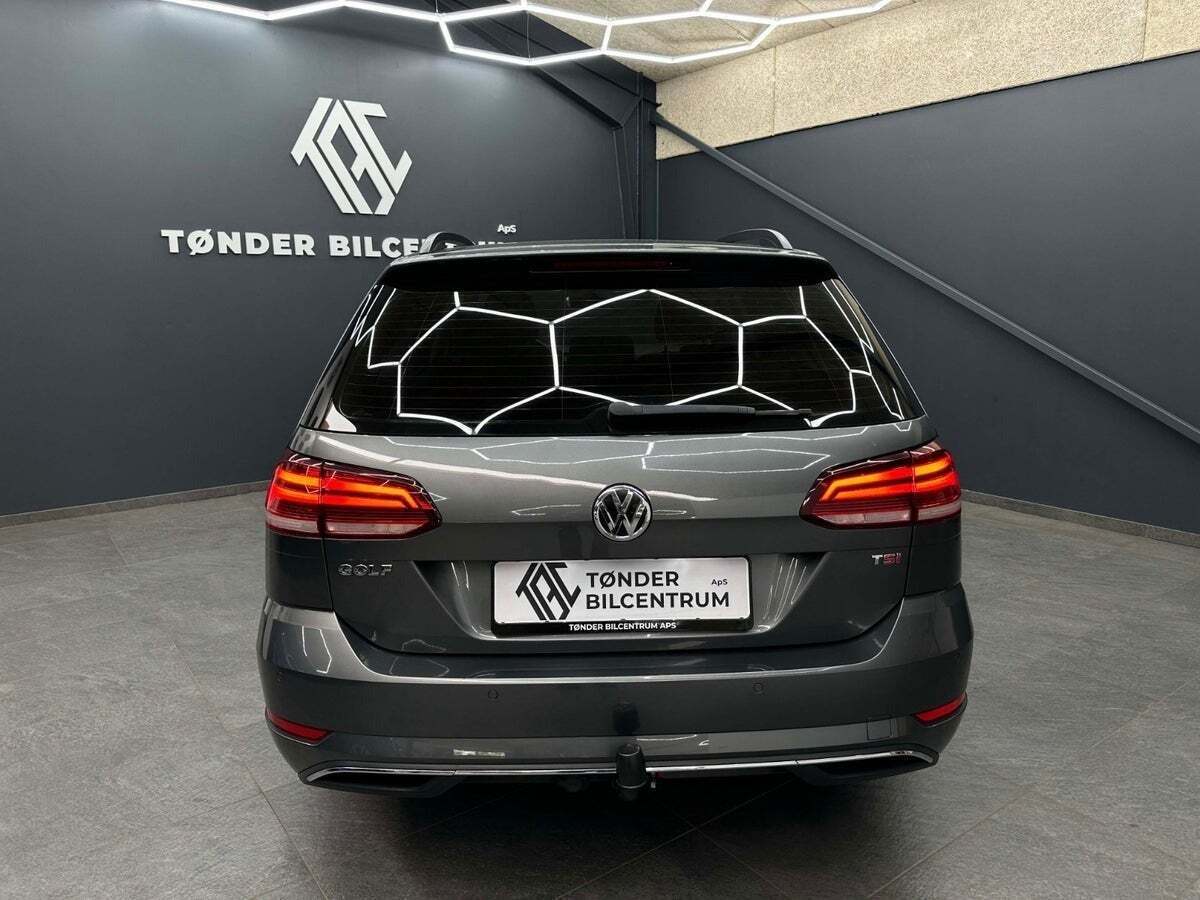 Grå VW Golf VII fra 2018