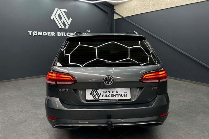 Grå VW Golf VII fra 2018