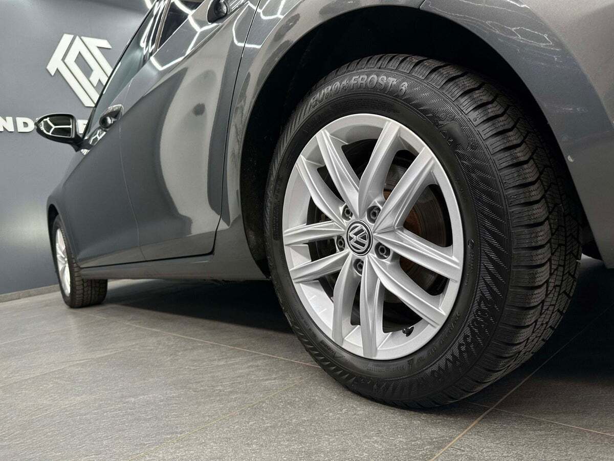 Grå VW Golf VII fra 2018