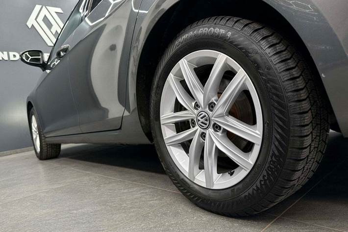 Grå VW Golf VII fra 2018