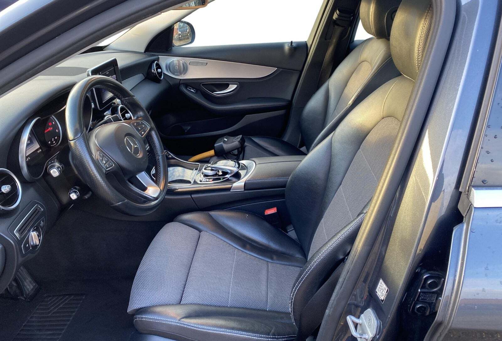 Grå Mercedes C220 d fra 2015 set indefra