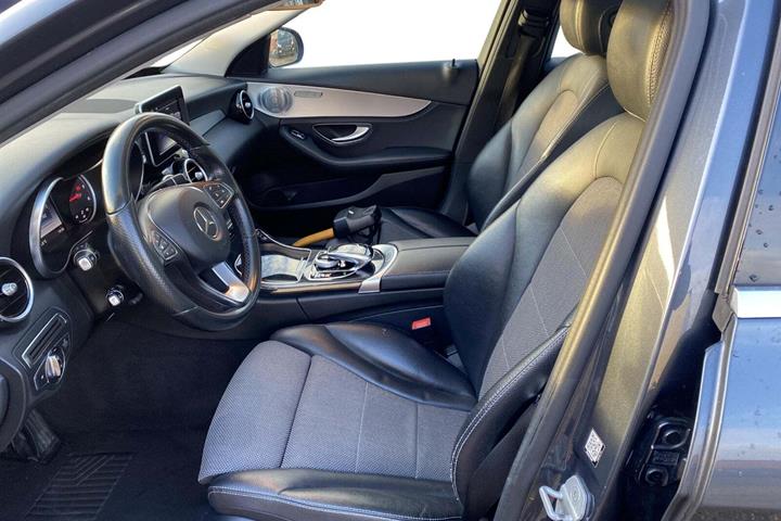 Grå Mercedes C220 d fra 2015 set indefra