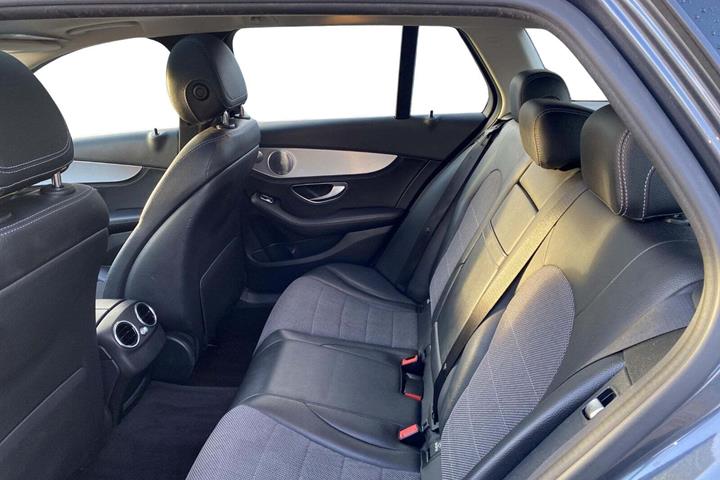 Grå Mercedes C220 d fra 2015 set indefra