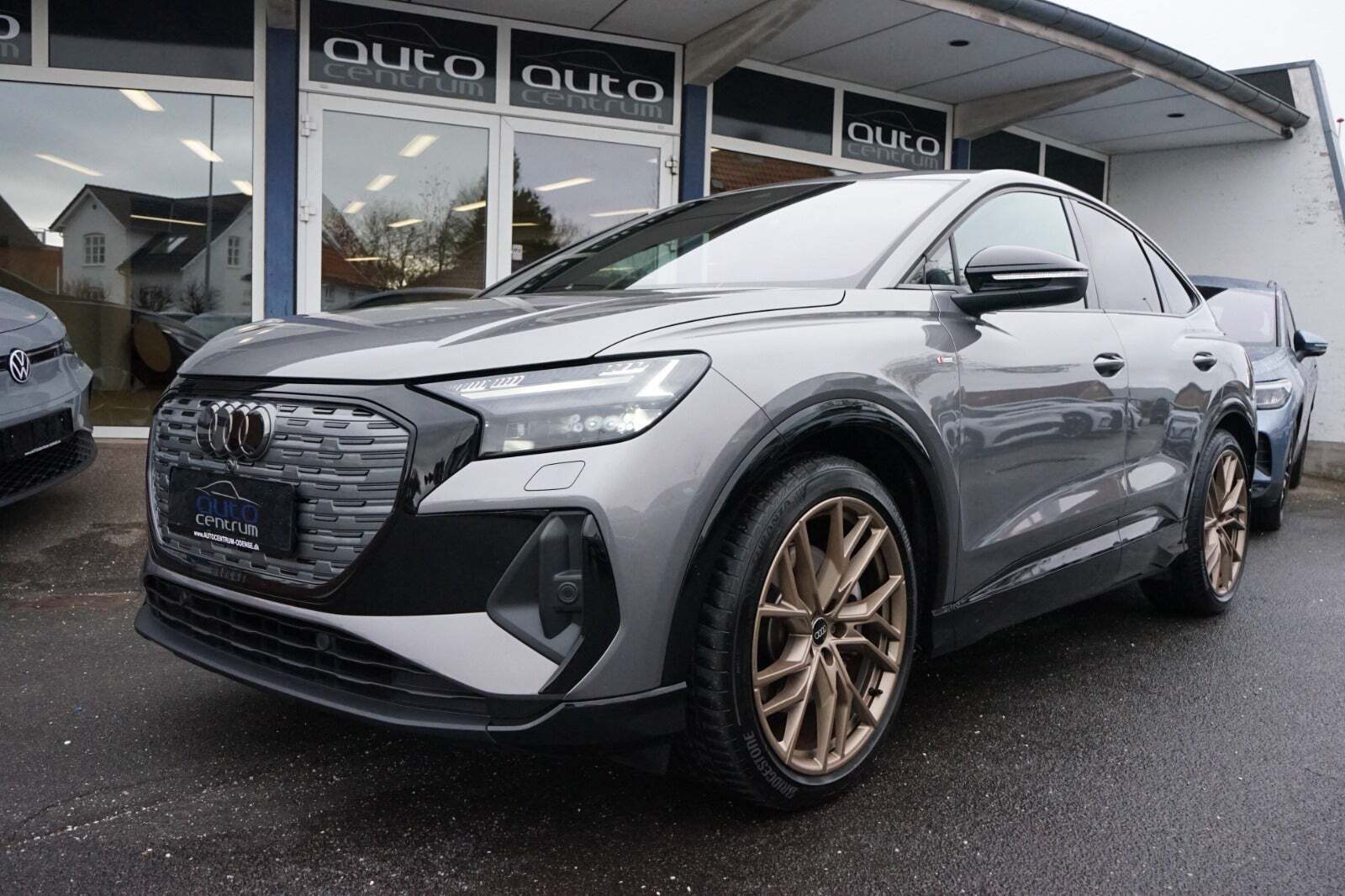 Grå Audi Q4 e-tron fra 2022 set udefra