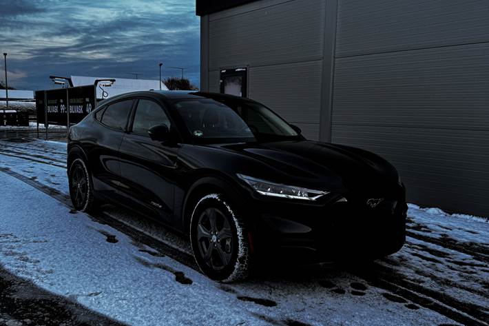 Sort Ford Mustang fra 2021