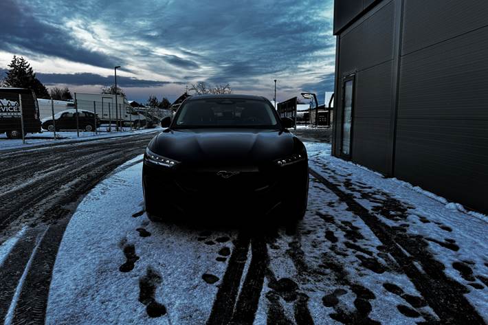 Sort Ford Mustang fra 2021