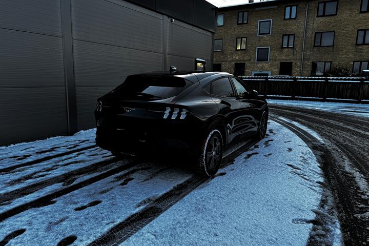 Sort Ford Mustang fra 2021