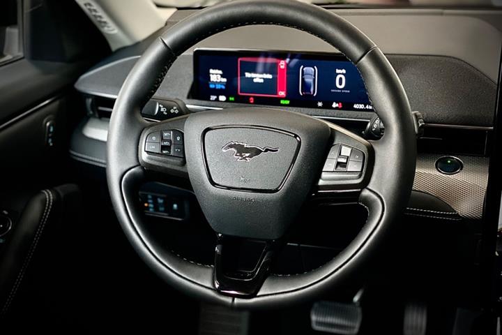 Sort Ford Mustang fra 2021