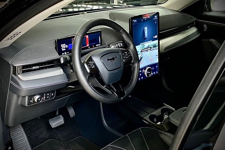 Sort Ford Mustang fra 2021