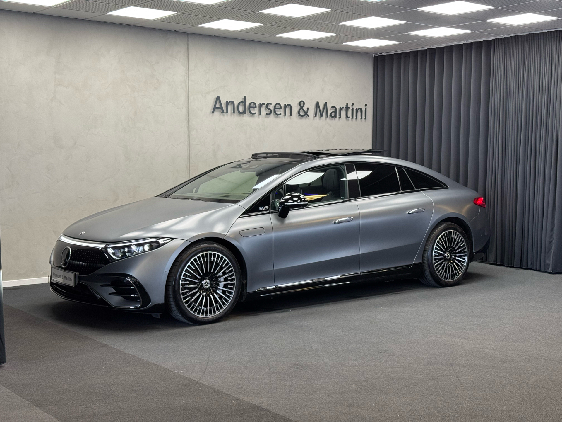 Grå Mercedes EQS 450+ fra 2023 set udefra