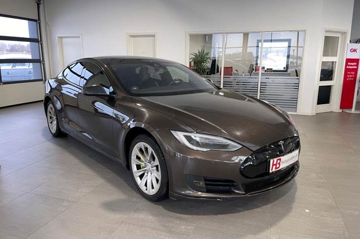 Brun Tesla Model S fra 2015 set udefra