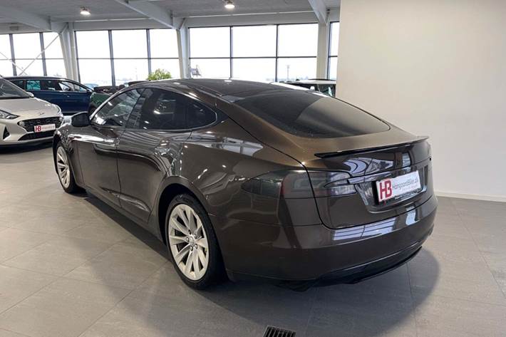 Brun Tesla Model S fra 2015